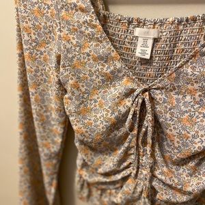 H&M women’s ruched floral top. Excellent condition.